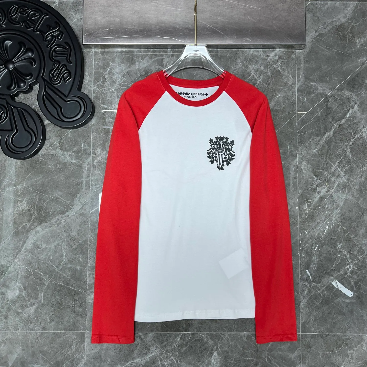 P160 Chrome Hearts🍁Long T series🍁 Available simultaneously at counters❤️ Chrome red and white color-blocked bayonet and sword long-sleeved T-shirt Printed and dyed with imported environmentally friendly glue Specially customized original 1:1 high weight comfortable fabric 🌈Recommended color: red and white colorblocking🌈 Size: S, M, L, XL